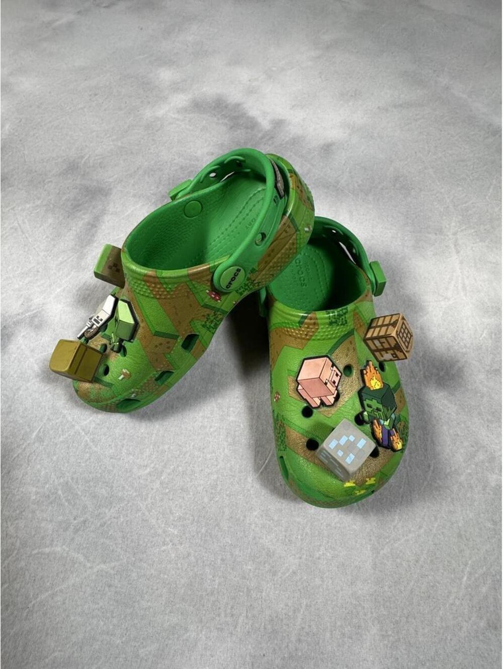 Minecraft x Crocs Green Pixel Print Classic Clogs with Character Charms, kids 12